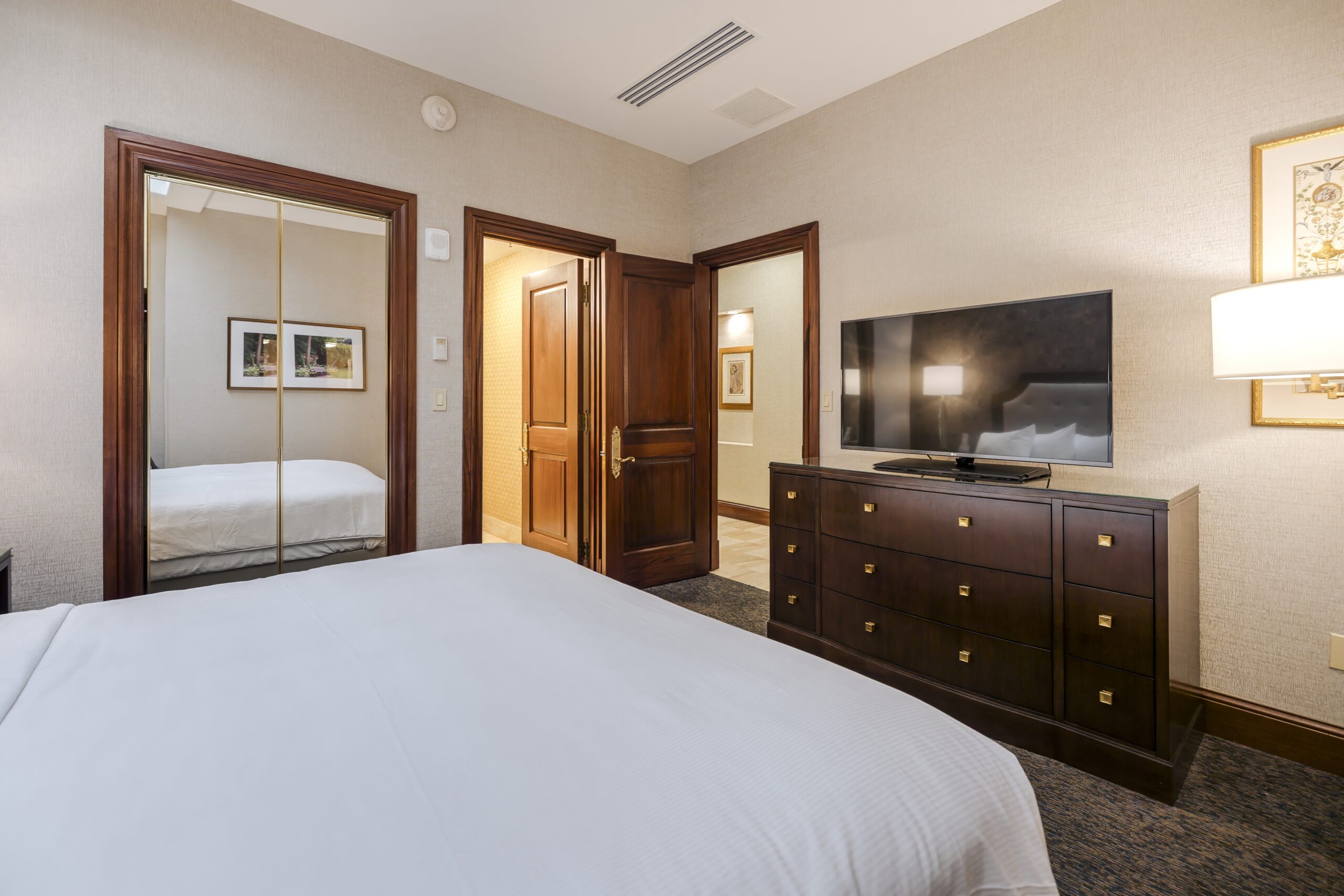 THE TOWERS | ONE BEDROOM SUITE