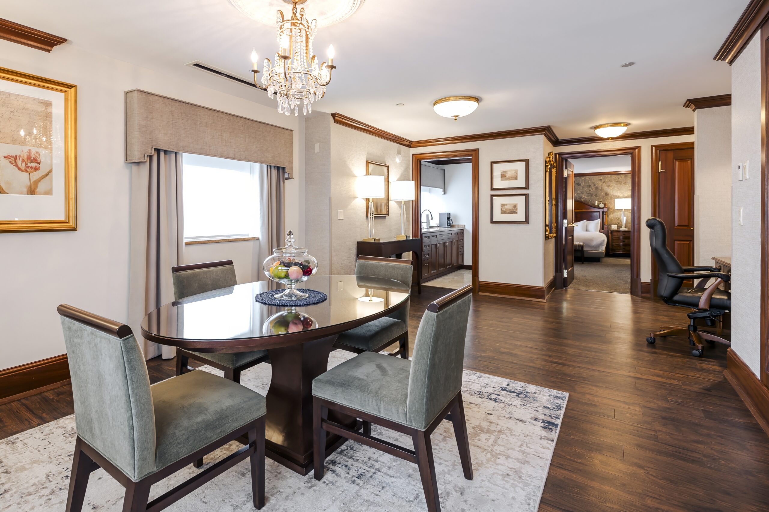 THE TOWERS | LUXURY SUITE WITH KITCHEN, DINING ROOM